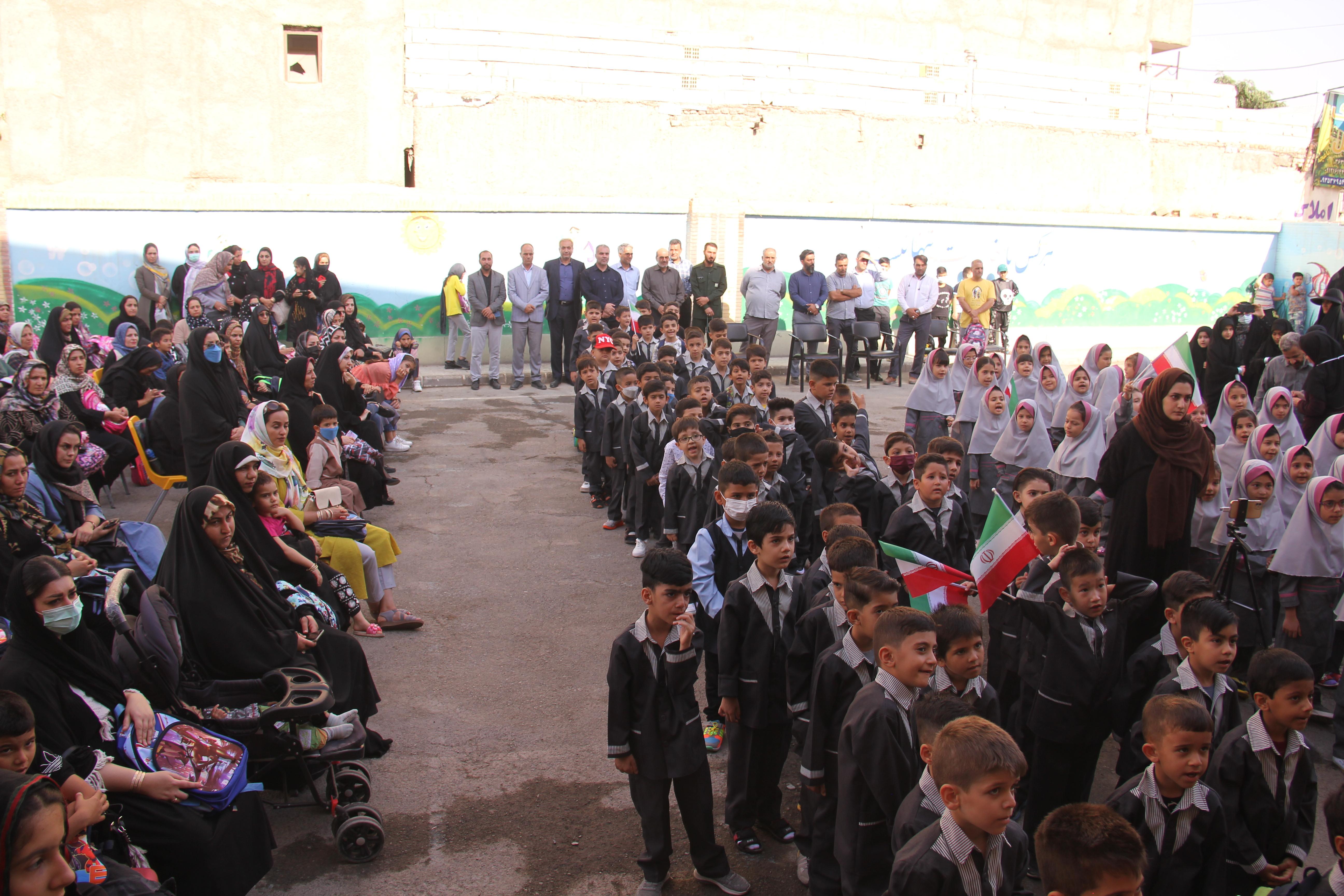 ادای احترام دانش آموزان محمدشهری به خانواده معظم شهدا