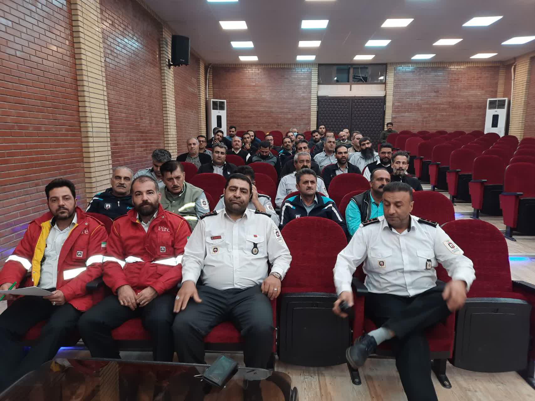 کارگاه آموزشی مواجهه با صحنه خودکشی در آتش نشانی و خدمات ایمنی شهرداری محمدشهر برگزار شد