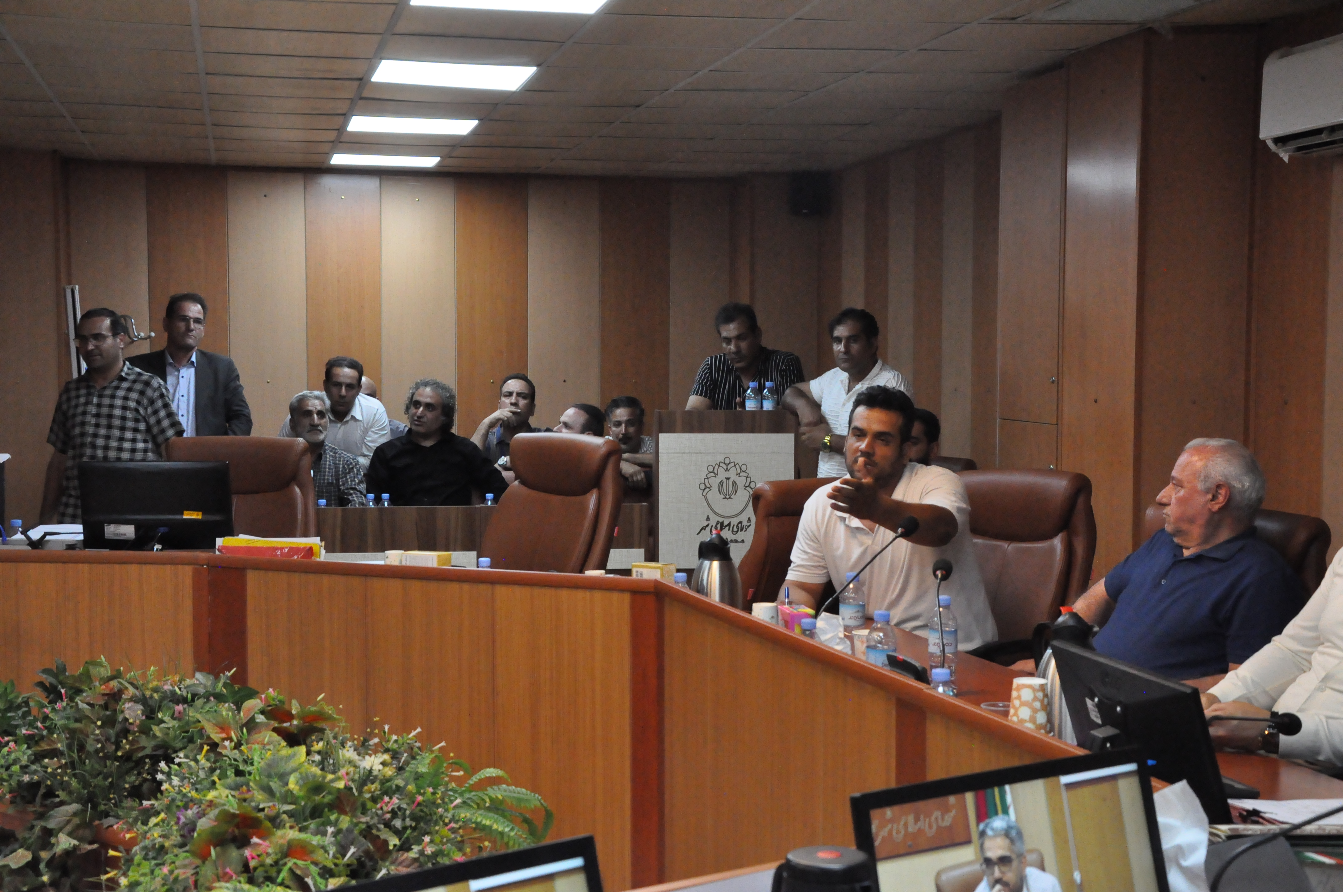 جلسه بررسی مشکلات سازندگان ساختمان در محمدشهر برگزار شد