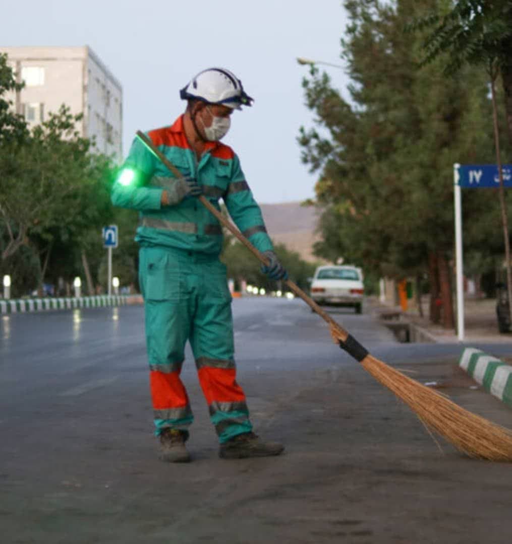 به زودی تهیه کلاه ایمنی و چراغ چشمک زن برای پاکبانان و نیروهای فضای سبز شهرداری محمدشهر شاغل در معابر