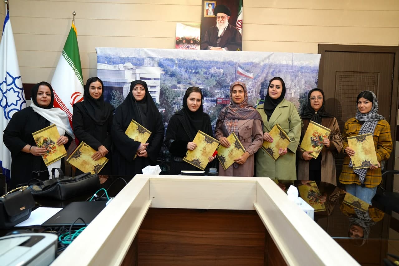 تجلیل شهردار محمدشهر از هنرمندان شرکت کننده در نمایشگاه نقاشی «صعود»
