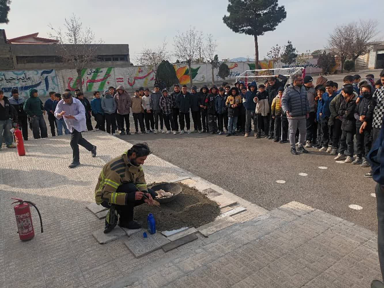  پایان دوره آموزشی اطفای حریق و کار با خاموش کننده دستی برای ۹۰۰ دانش‌آموز محمدشهر