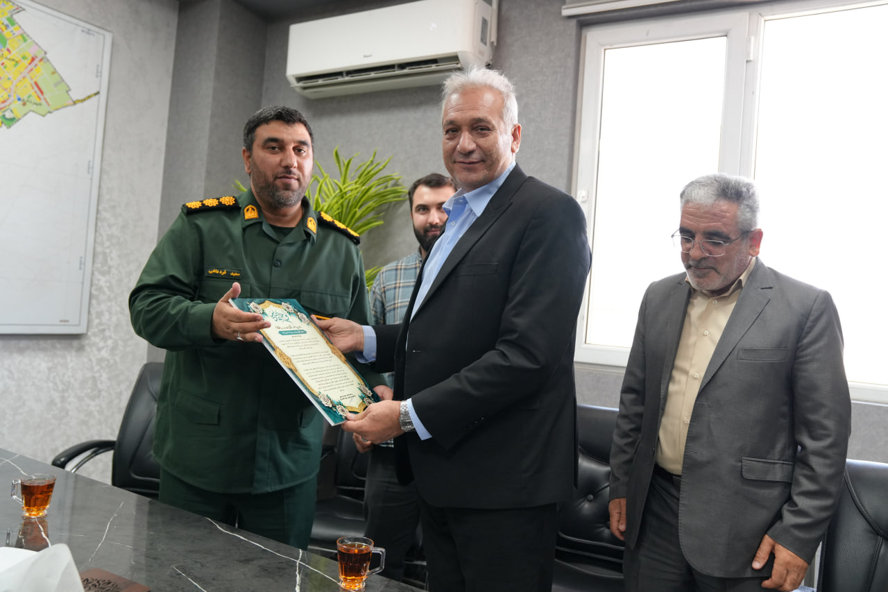 تجلیل سپاه ناحیه جوادالائمه(ع) از شهردار محمدشهر به مناسبت هفته دولت